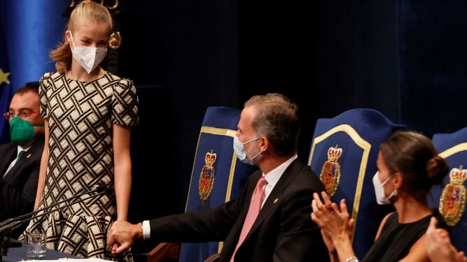 Los Reyes aplauden a la Princesa de Asturias tras su discurso en la entrega de los premios.