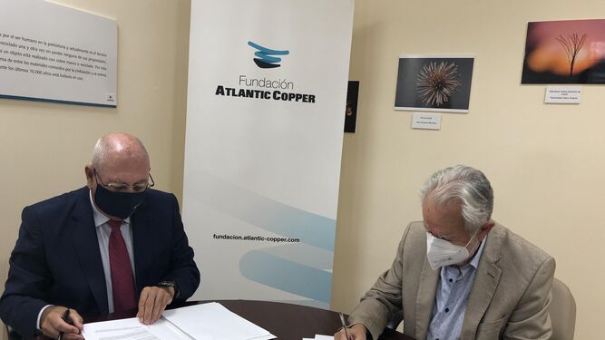 Antonio de la Vega y Jaime de Vicente en la firma de la renovación del acuerdo de colaboración.