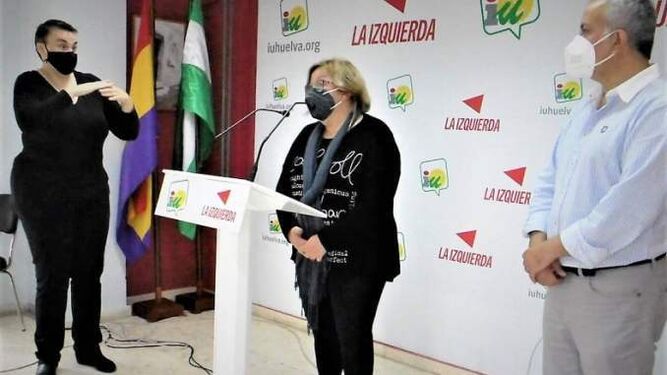 Mónica Rossi, durante una rueda de prensa acompañada de una intérprete de signos.