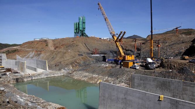 Obras en la presa de Alcolea en 2015.