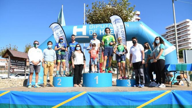 Uno de los podios del XX Triatlón 'Playas de Punta Umbría'.