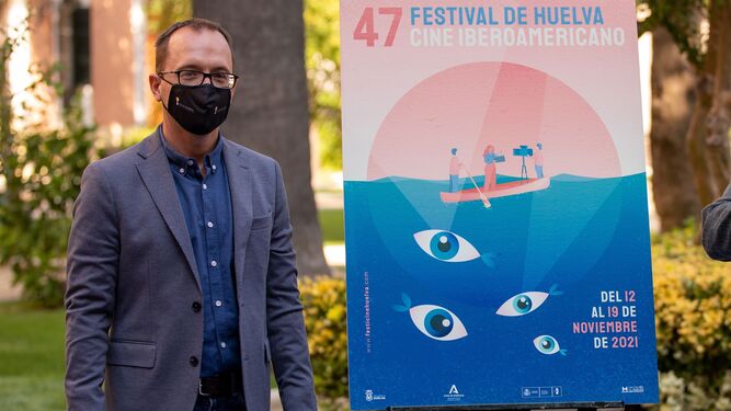 El director del Festival de Cine Iberoamericano junto al cartel de la nueva edición.
