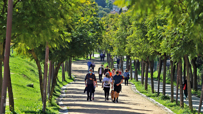 Varias personas pasean por el Parque Moret.