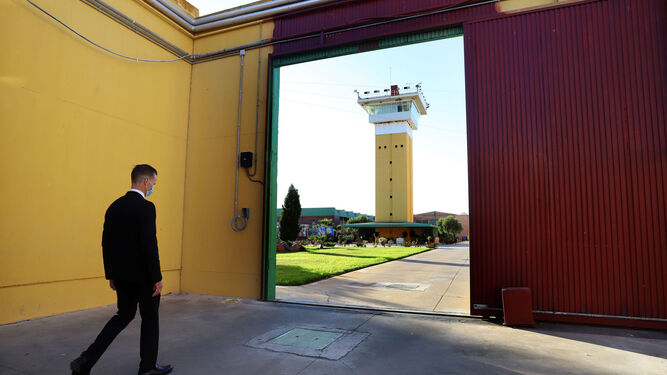 El director del Centro Penitenciario de Huelva, Raúl Barba, accede al interior de la prisión.
