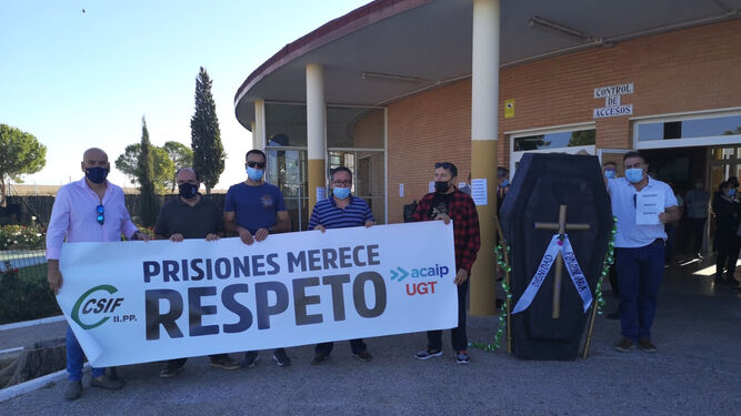 Las secciones sindicales en la entrada del Centro Penitenciario de Huelva.