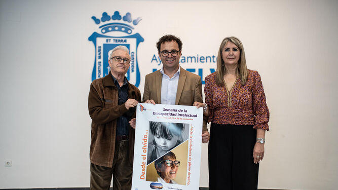 Rafael Pozo, Daniel Mantero y Rocío Maestre con el cartel de la Semana de Discapacidad Intelectual.