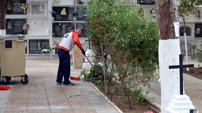 Trabajos de limpieza en el Cementerio Municipal de San Juan del Puerto