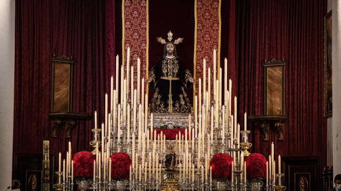 El Señor de la Oración preside el altar mayor de la parroquia de la Concepción.