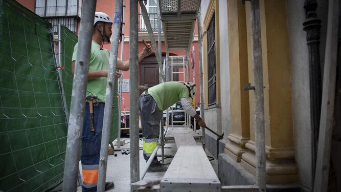 Trabajadores de la construcción en un edificio de Sevilla.