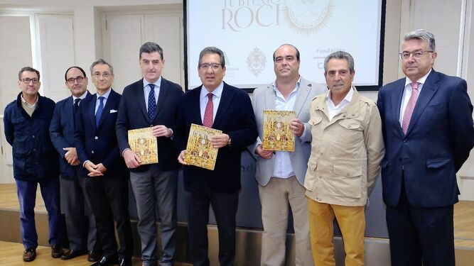 Foto de familia de la presentación del catálogo de la exposición 'Jubilar Rocío'.