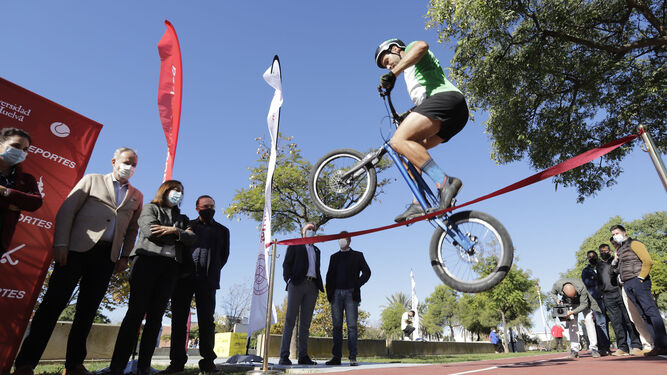 Exhibición en el acto inaugural de las nuevas pistas de atletismo en el Campus del Carmen para toda la ciudad.
