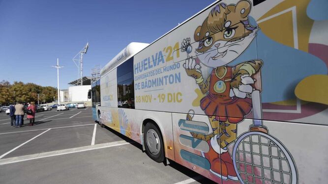 Los autobuses de Emtusa llevan la ilusión de los Mundiales de Bádminton por Huelva