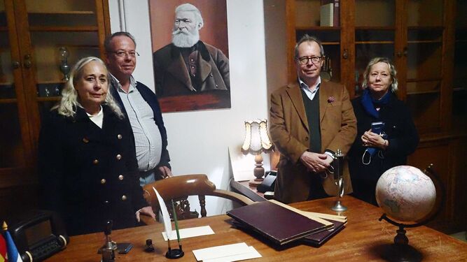 Los cuatro bisnietos de Deligny, en las oficinas de las Minas de Tharsis, junto a un cuadro de su bisabuelo