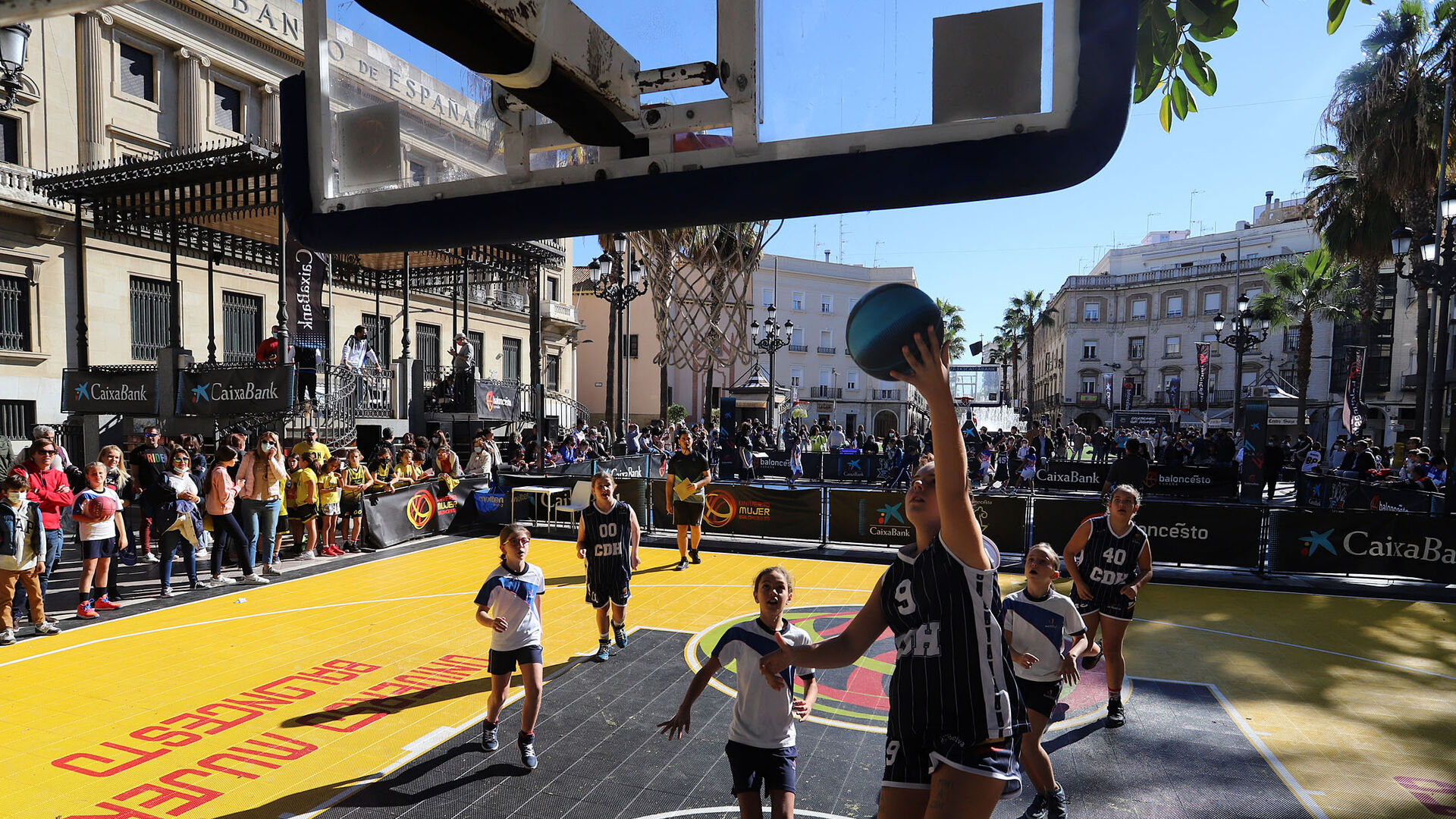 Fernando Romay anima el circuito de baloncesto de Caixabank en Huelva, en im&aacute;genes