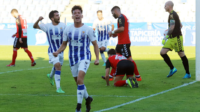 Juanjo Mateo celebra su gol en su partido frente al Puente Genil.