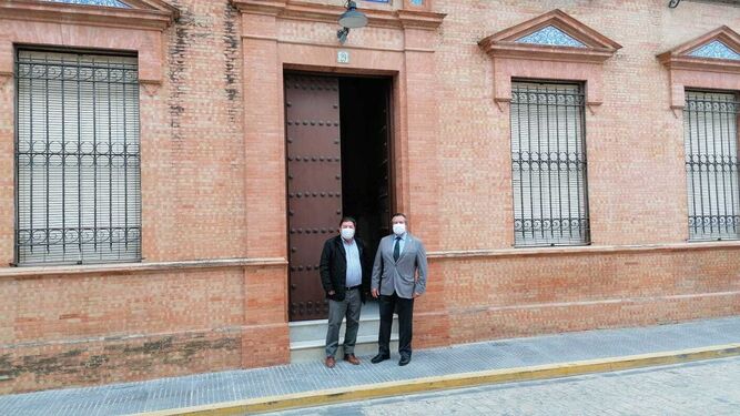 El delegado de Administración Local con el alcalde en su visita a Trigueros.
