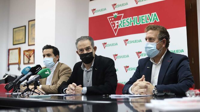Romualdo Macías, rafael Domínguez y Juan Ramón Hernández esta mañana en la sede de Freshuelva.