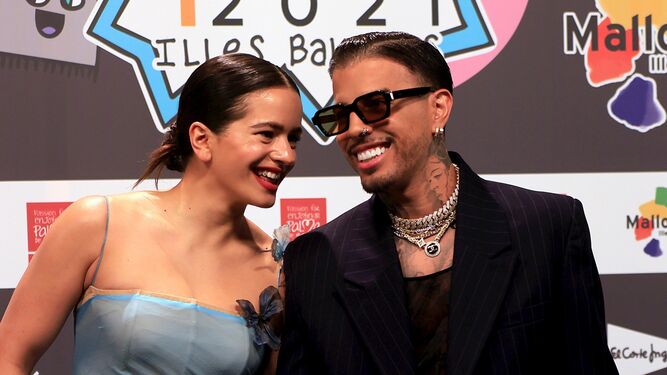 Rosalía y Rauw Alejandro, muy cómplices en la alfombra roja de 'Los 40 Music Awards'.