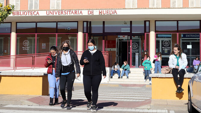 Varios estudiantes en la biblioteca de la Universidad de Huelva.