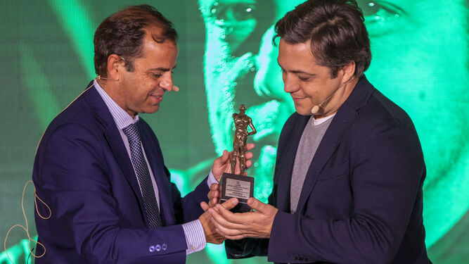 Paco Ortiz recibe el Premio Canal Sur Radio y Televisión al Mejor Cineasta en el Festival de Huelva.