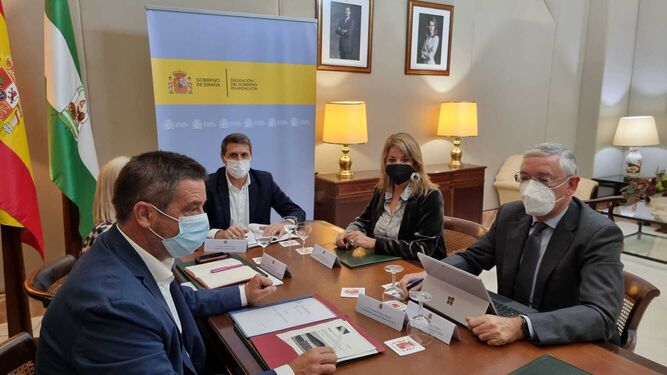 Encuentro de Pilar Miranda e Ignacio Álvarez-Ossorio en Sevilla con el delegado del Gobierno Pedro Fernández.