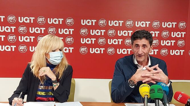 Carmen Castilla y Sebastián Donaire en la sede de UGT en la capital onubense esta mañana.