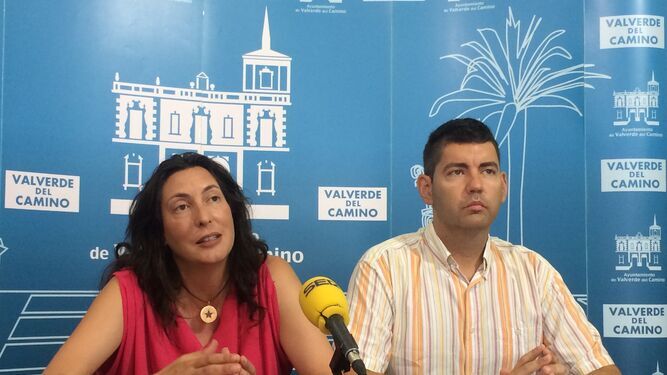 Loles López y Manuel Cayuela en una imagen difundida por el Ayuntamiento actual.