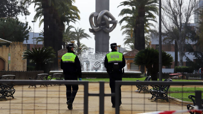 Dos agentes de la Policía Local de Huelva.