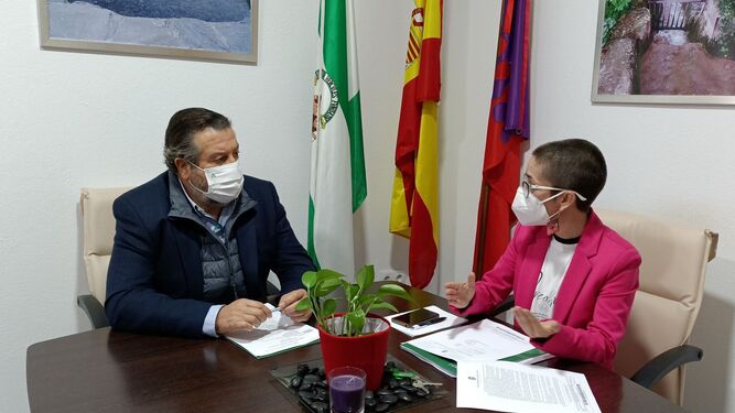 El delegado de Administración Local visita Cañaveral de León.