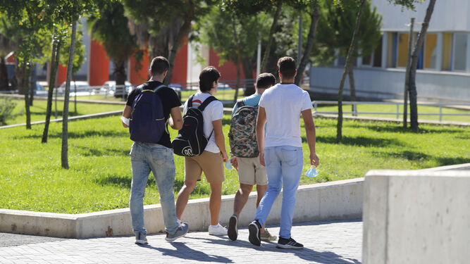 Alumnos de la Universidad de Huelva en el Campus del Carmen.