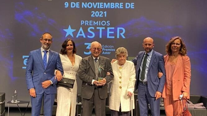 Imagen de la entrega del galardón al Mejor Emprendedor en los premios Aster a Agrícola El Bosque.