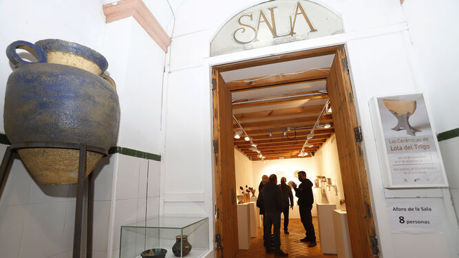 Imagen de la inauguración de la exposición dedicada a Lola del Trigo en la Escuela de Arte León Ortega.