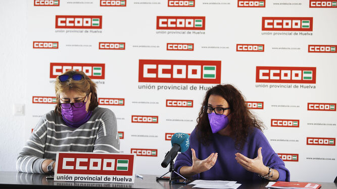 María José Blaya y Julia Perea en la sede de CCOO en la capital onubense en la mañana de ayer.