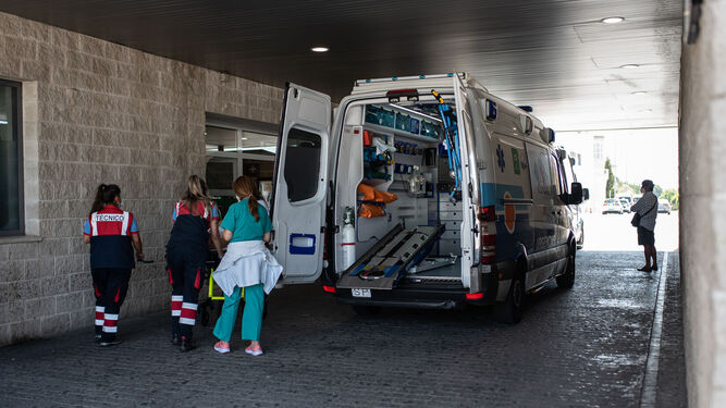 Una ambulancia en las inmediaciones del hospital Juan Ramón Jiménez.