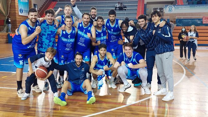 Los jugadores del CB Huelva celebran el triunfo de la pasada semana ante el Xerez.