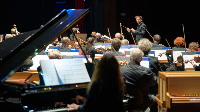 Marc Timón mira a la pianista en un momento del concierto dedicado a John Williams.