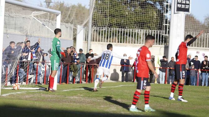 Arjona celebra el 0-1 en el duelo provincial en Cartaya.