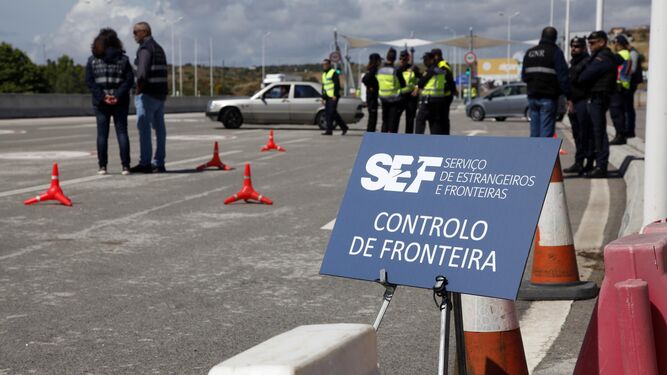 Uno de los controles establecidos en la frontera de Ayamonte con Portugal.