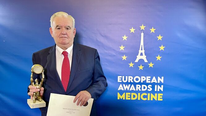 El Dr. Benito García-Legaz recogiendo el premio ‘Hospital Care’ en los ‘European Awards in Medicine’.