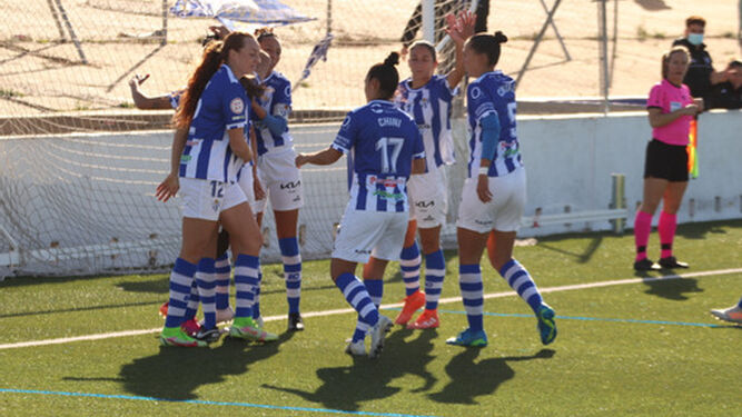 Las jugadoras del Sporting celebran el gol que les daba ventaja en el marcador.
