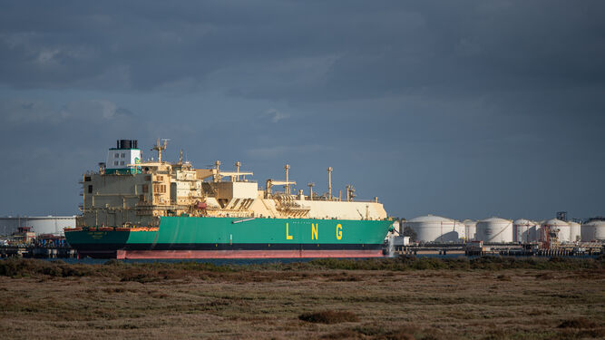 El ‘LNG Bonny II’ en maniobra de atraque al pantalán de Enagás, para descargar gas natural licuado.