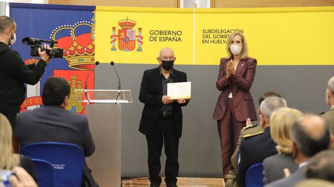 Juan Manuel Seisdedos sostiene el Premio Martín Alonso Pinzón ante el aplauso de la subdelegada del Gobierno.