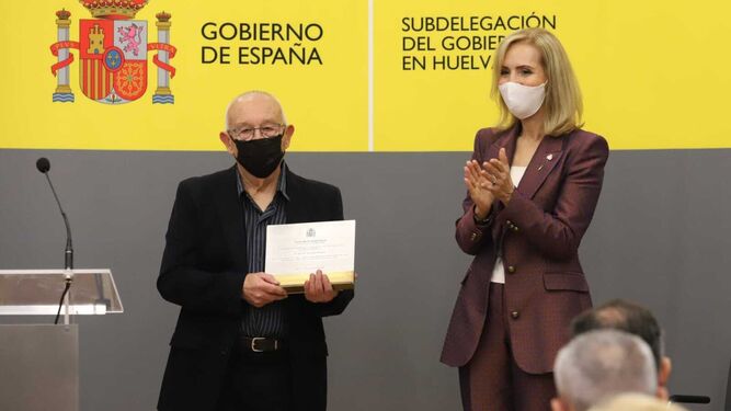Manuela Parralo aplaude a Juan Manuel Seisdedos con la placa que le acredita como Premio Martín Alonso Pinzón en su 12ª edición.