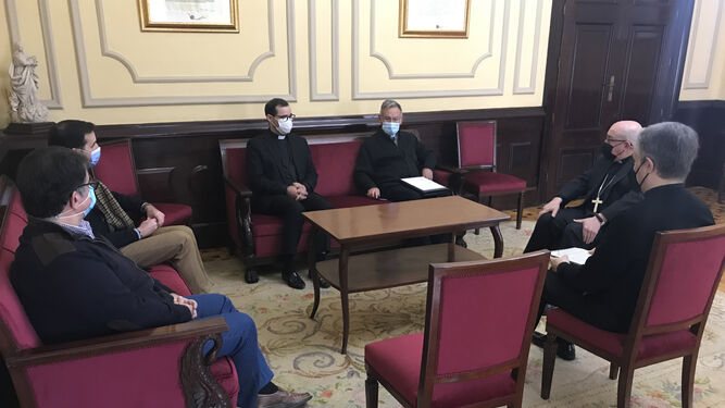 Reunión de la comisión 'Tesoro de la Catedral' con el obispo de Huelva.