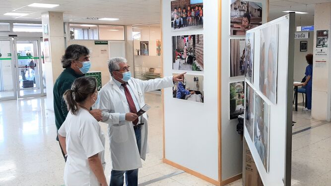 La exposición dedicada al trabajo de Ibermed se encuentra en la entrada del hospital.