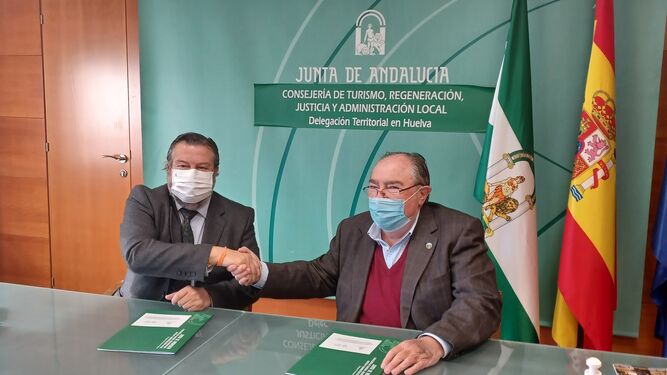 El delegado de Justicia en Huelva y el presidente del Banco de Alimentos.