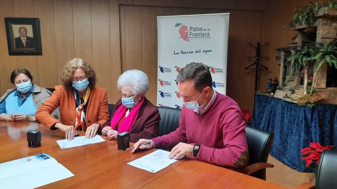 Joaquín Muñoz y Elvira Rasco en la firma para la renovación del convencio entre CR Palos y Afame.