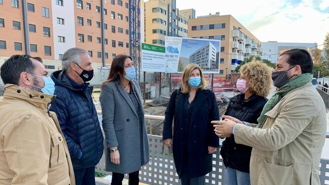 Loles López visita una promoción de viviendas en Pescaderías junto a otros dirigentes del PP de Huelva.