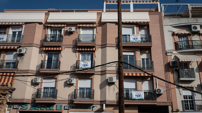 Pancartas en los balcones de bloques de viviendas de Viaplana.
