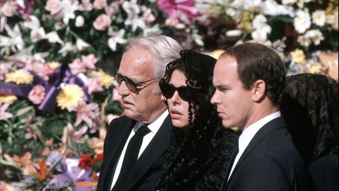 Carolina, desolada, en el funeral de Stéfano Casiraghi, quien murió en un accidente en 1990. A su lado, Rainiero y Alberto.